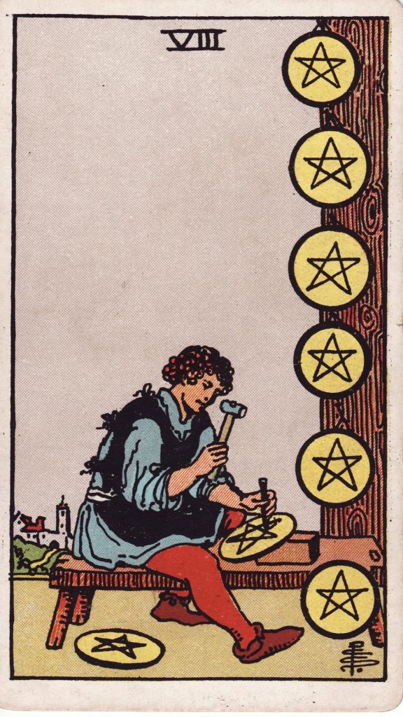Åtta i Mynt tarotkort Åtta i Mynt tarotkort från Rider Waite Tarotlek, designade av Pamela Colman Smith.