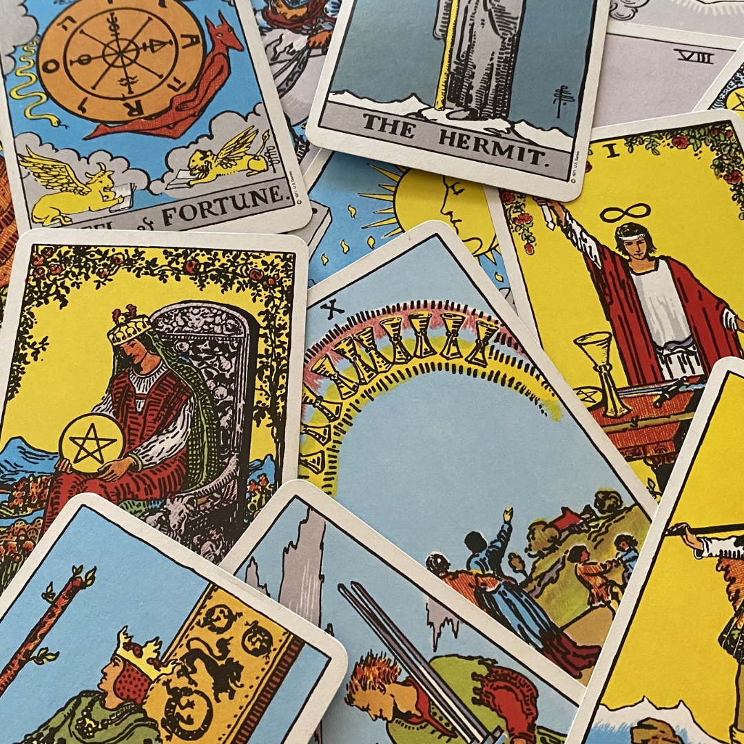 En samling av tarotkort utspridda för att blandas innan tarotläggning.
