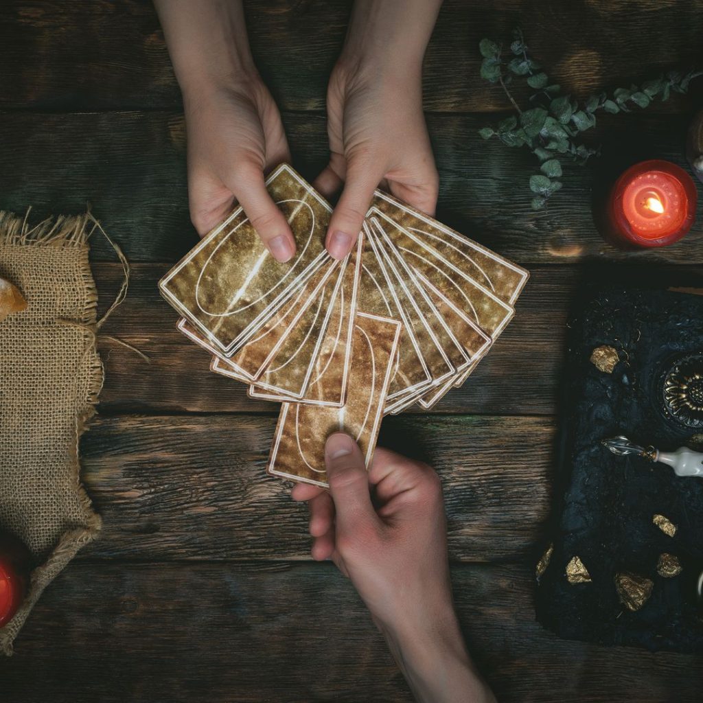 Nybörjare gör läggningar för att lära sig tarot och tarotkortens grunder Nybörjare gör läggningar för att lära sig tarot och tarotkortens grunder.
