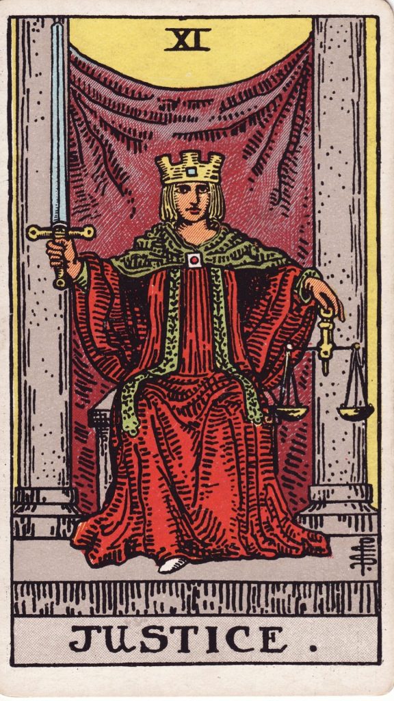 Rättvisa tarotkort Rättvisa tarotkort från Rider Waite Tarotlek, designade av Pamela Colman Smith.