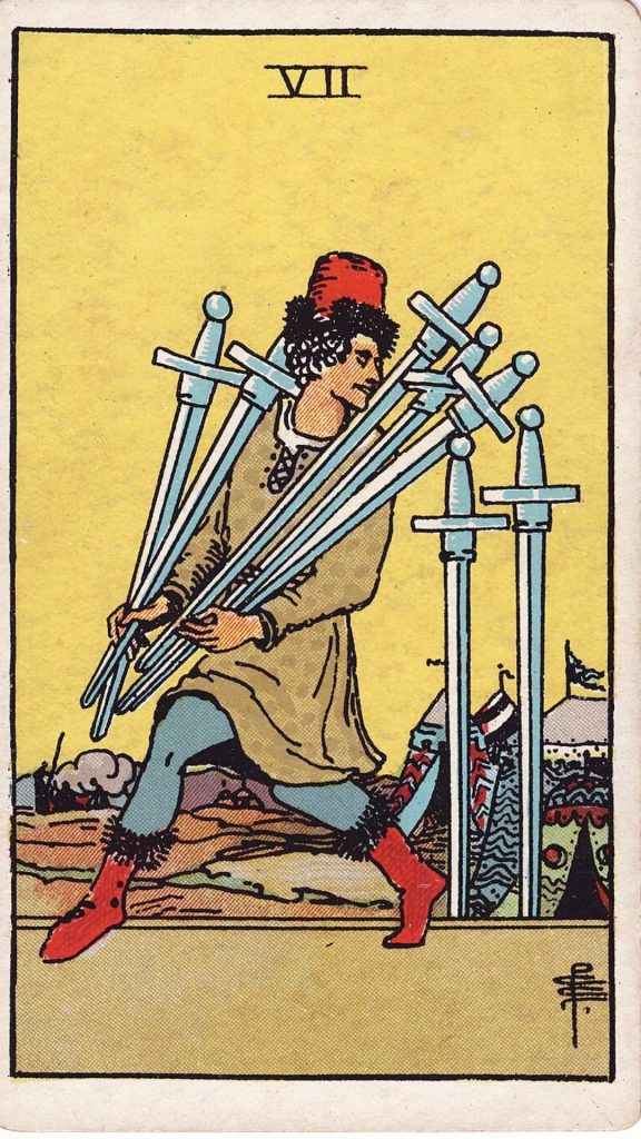Sju i Svärd tarotkort Sju i Svärd tarotkort från Rider Waite Tarotlek, designade av Pamela Colman Smith.