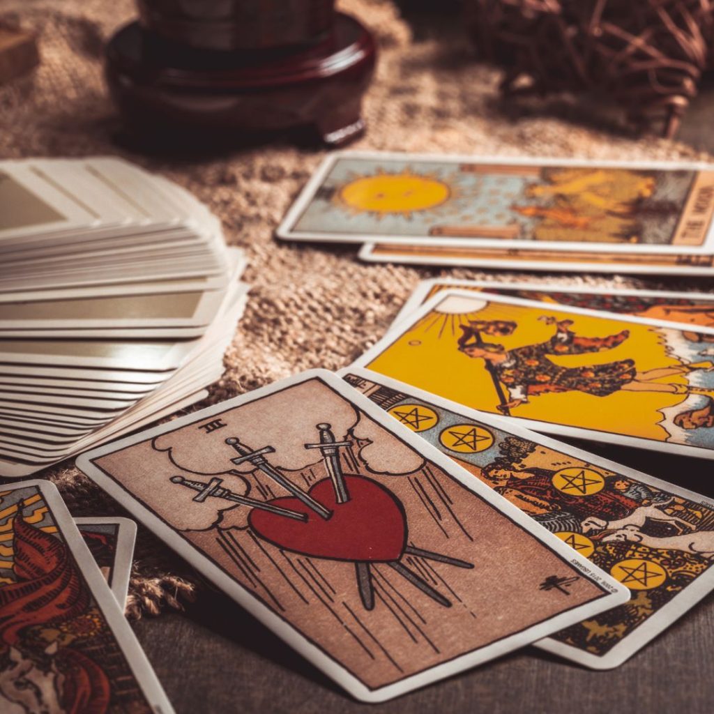 Tarotkort på ett bord på en workshop för nybörjare som vill lära sig tarotkort på svenska Tarotkort på ett bord på en workshop för nybörjare som vill lära sig tarotkort på svenska.