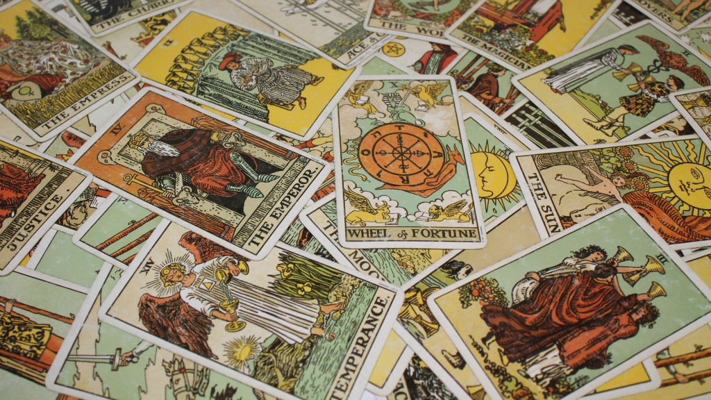 Tarotkort utspridda på ett bord som täcker all yta. Tarotkort utspridda på ett bord som täcker all yta.