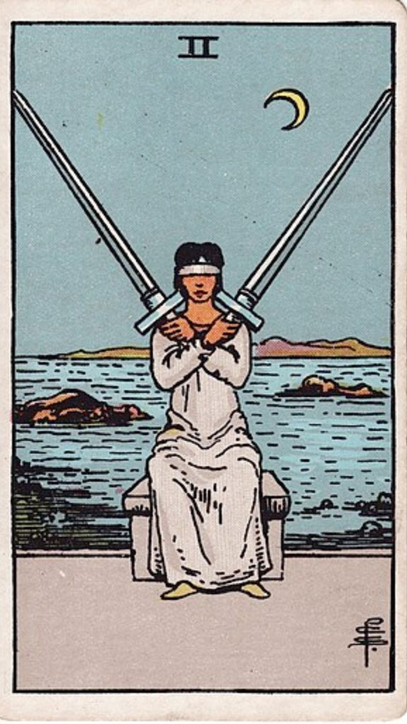 Två i Svärd tarotkort Två i Svärd tarotkort från Rider Waite Tarotlek, designade av Pamela Colman Smith.