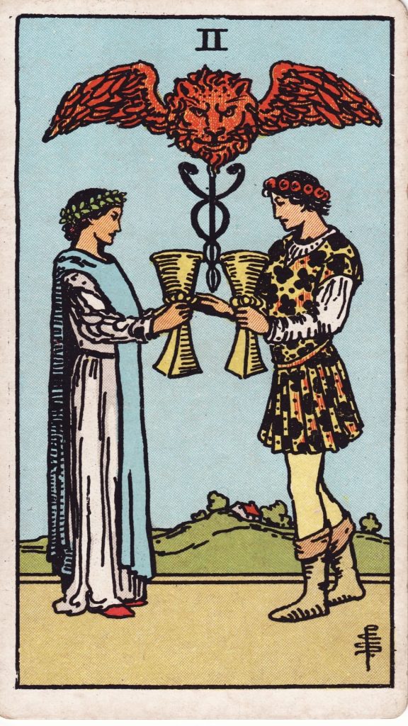 Två i bägare tarotkort Två i bägare tarotkort från Rider Waite Tarotlek, designade av Pamela Colman Smith.